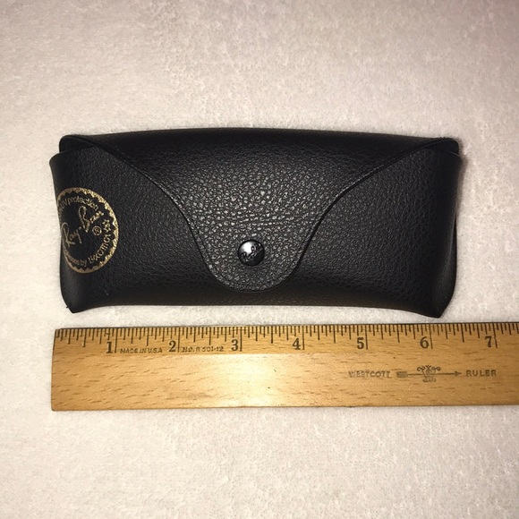Ray-Ban Accessories - ❤️Sold❤️
Ray Ban Case